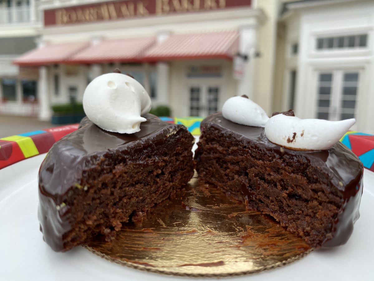 boardwalk-bakery-ghostly-brownie-cross-section-2-10262020-8579870