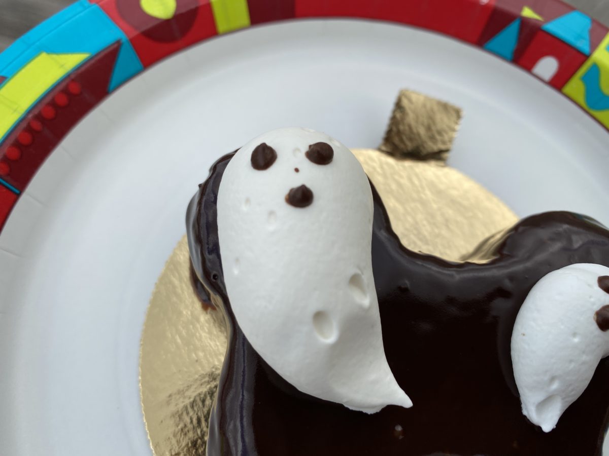 boardwalk-bakery-ghostly-brownie-ghost-detail-10262020-2085817