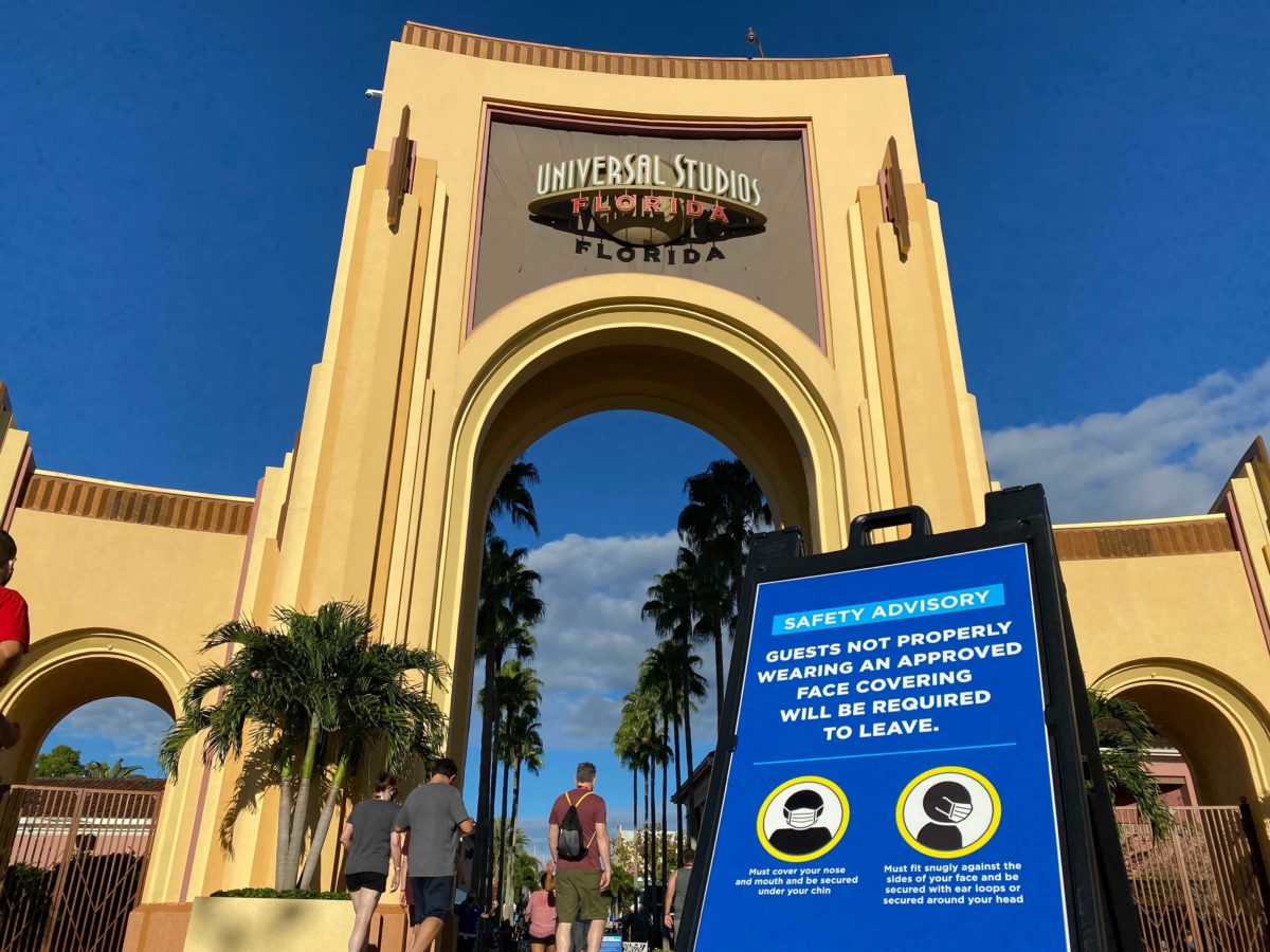 Universal Orlando face covering sign required to leave