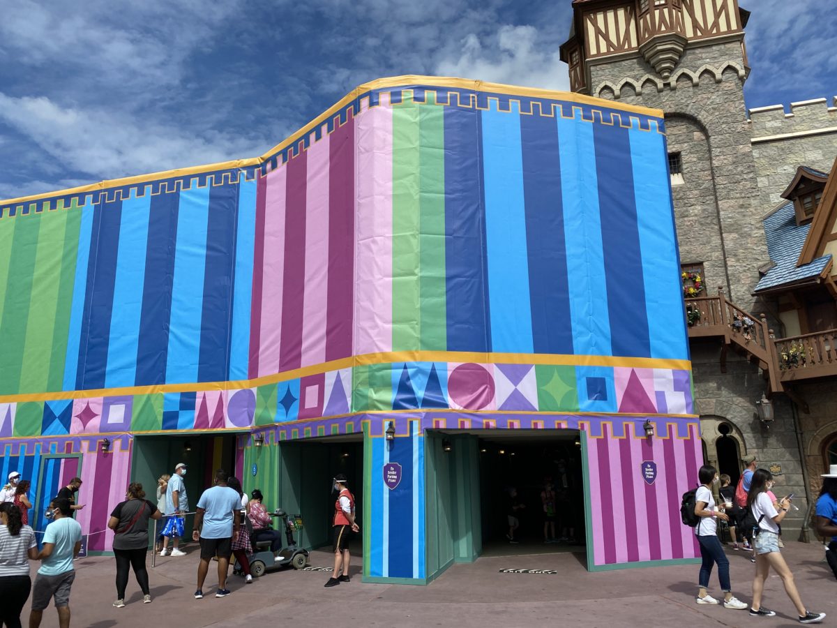 its-a-small-world-construction-colored-facade-wrap-covers-scrim-complete-magic-kingdom-10222020-8242999