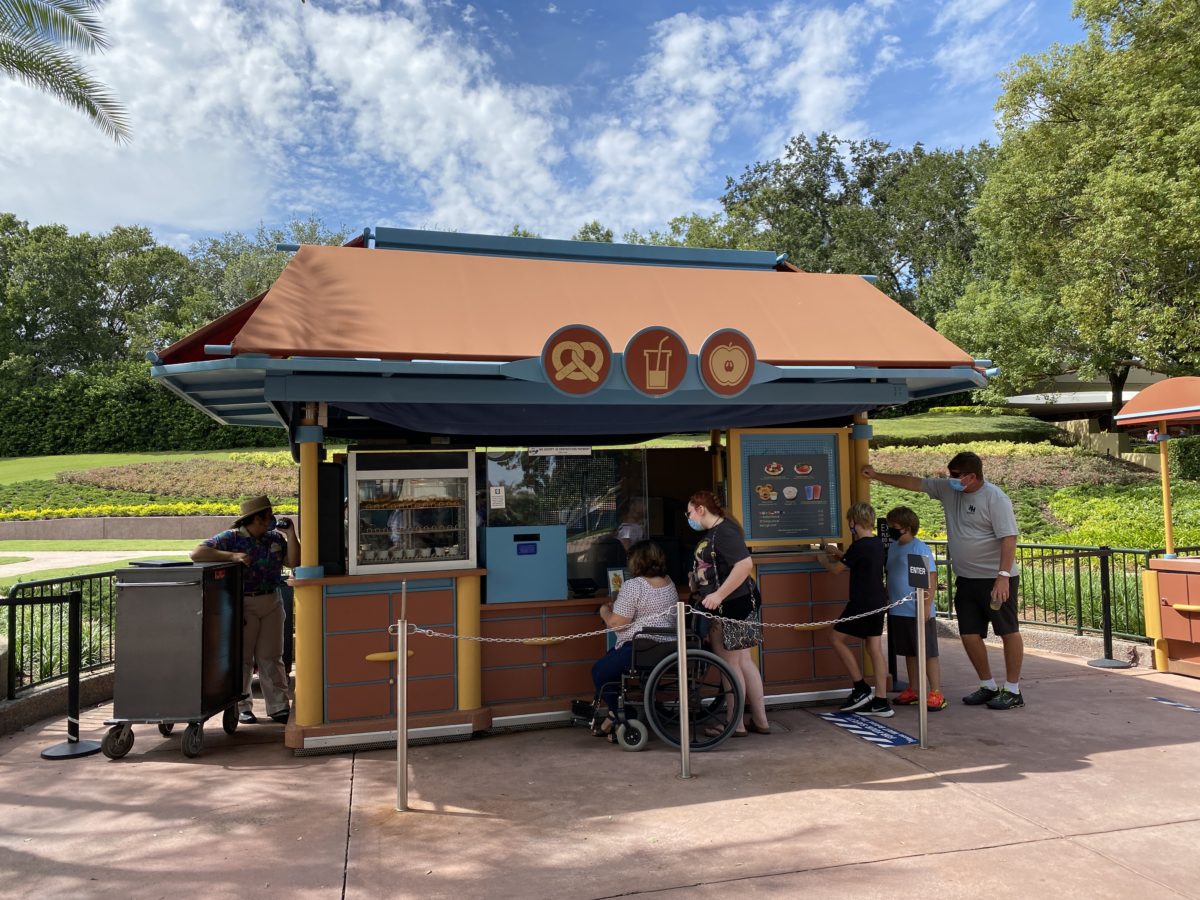 land-pavilion-refreshments-cart-orange-bird-sipper-epcot-10022020-5195190