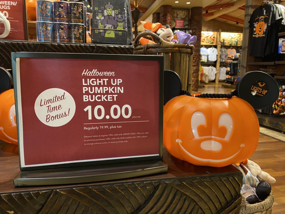 light-up-pumpkin-bucket-sale-magic-kingdom-10152020-5175779