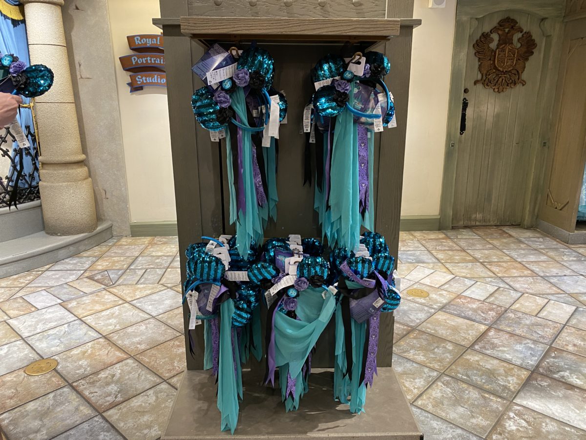 minnie-mouse-main-attraction-haunted-mansion-ears-display-magic-kingdom-10292020-7628303