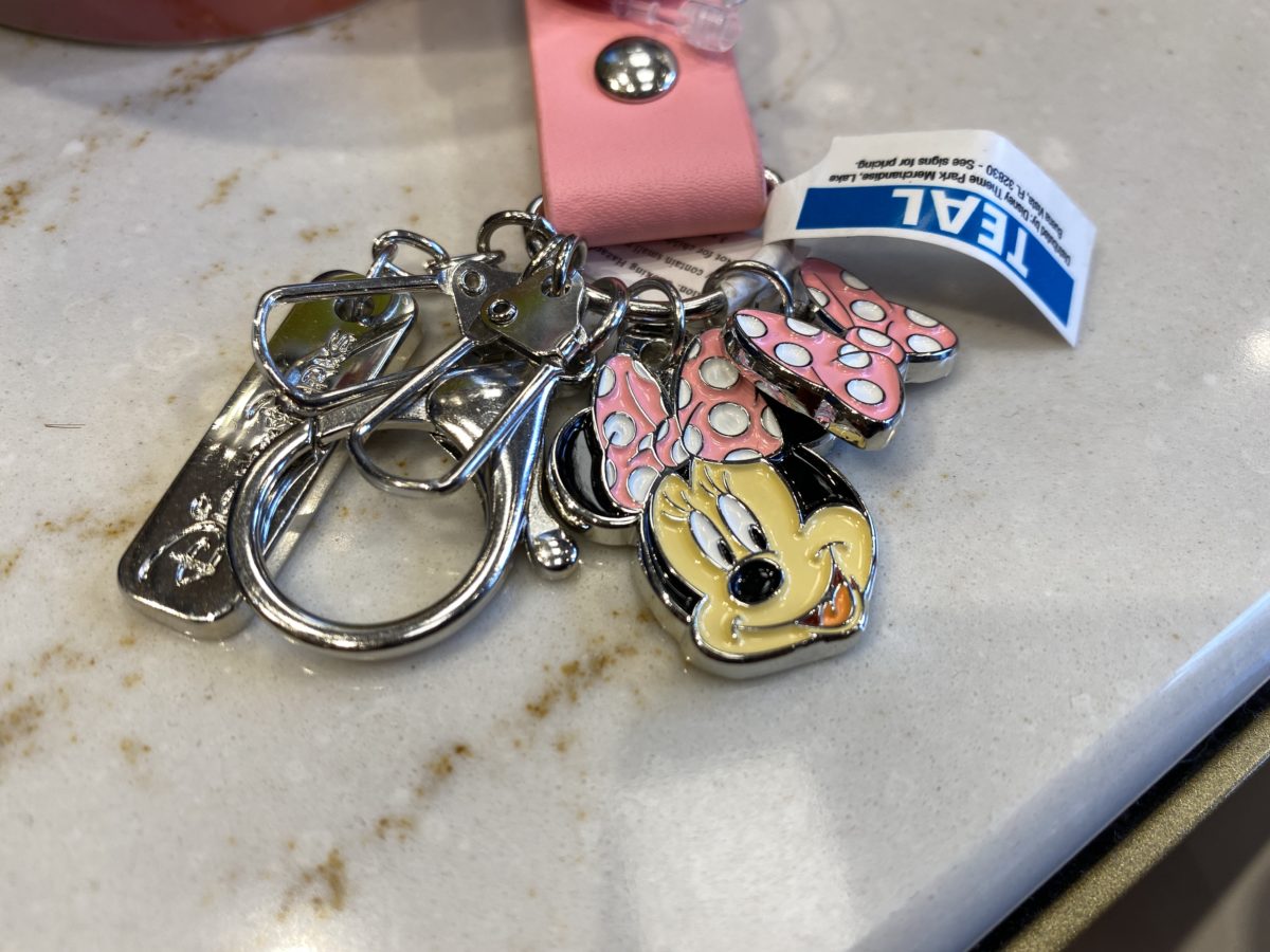 minnie-mouse-pink-keychain-strap-snap-detail-hollywood-studios-10052020-2718912