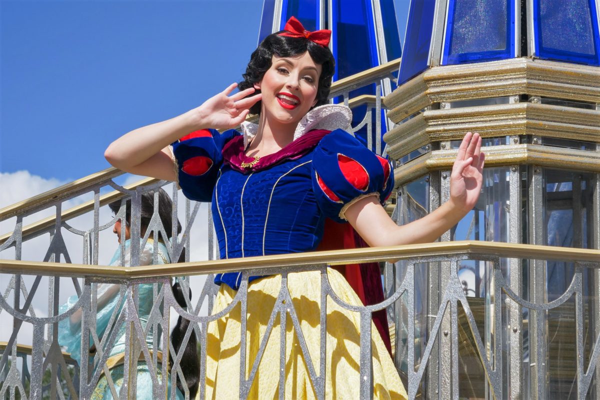 snow-white-in-character-cavalcade-10-25-20-6141520