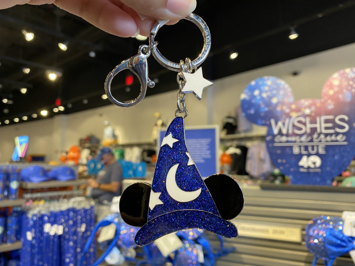 sorcerer-mickey-hat-keychain-wishes-come-true-blue-collection-epcot-10272020-8648053