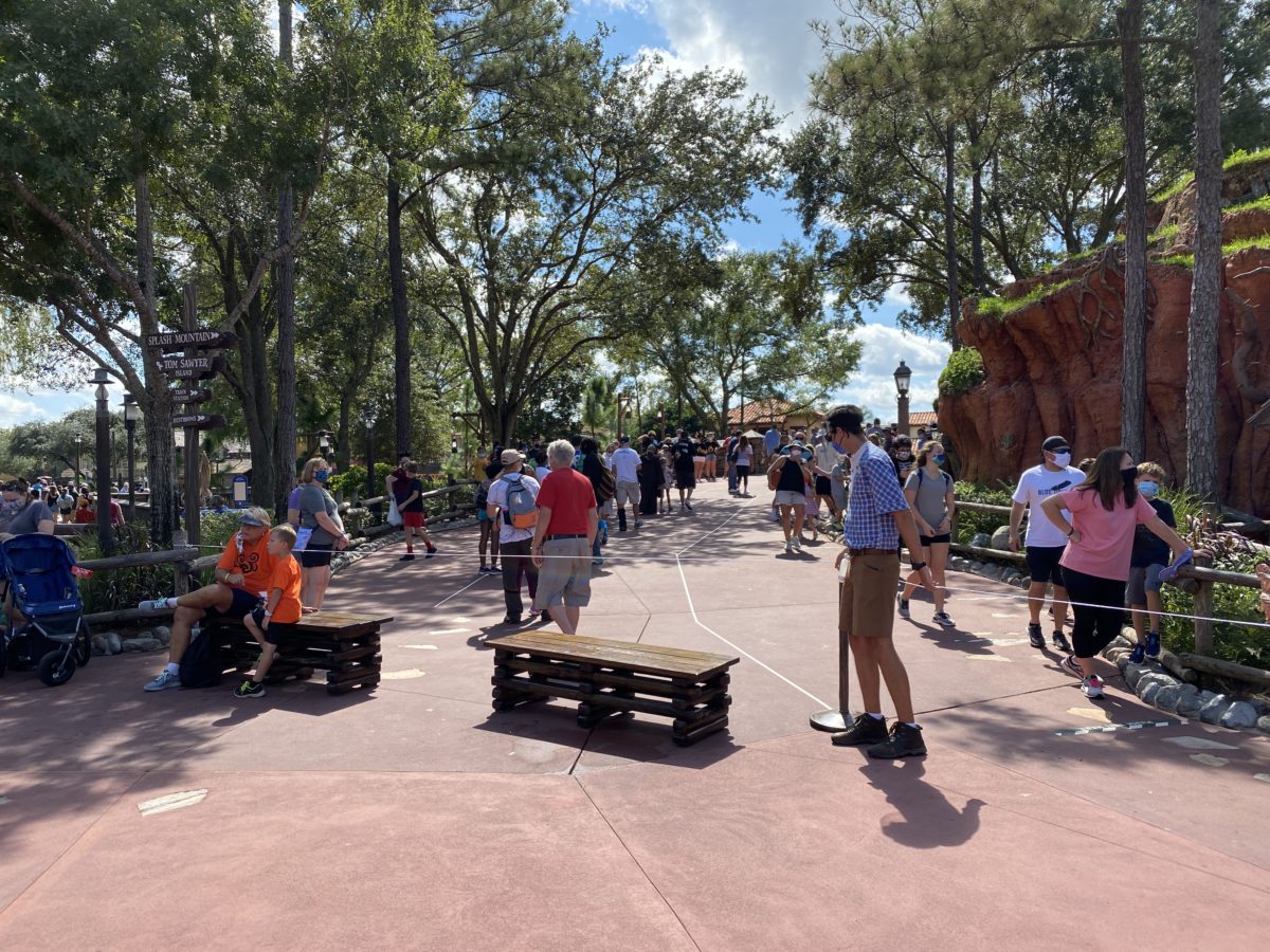 splash-mountain-line-fills-walkway-columbus-day-weekend-magic-kingdom-10122020-8246608