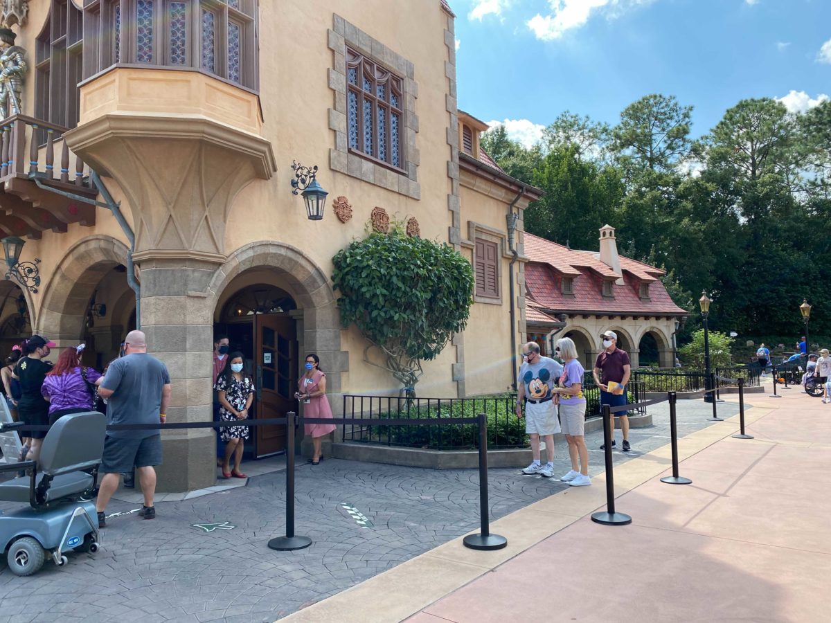 annual-passholder-shop-queue-2