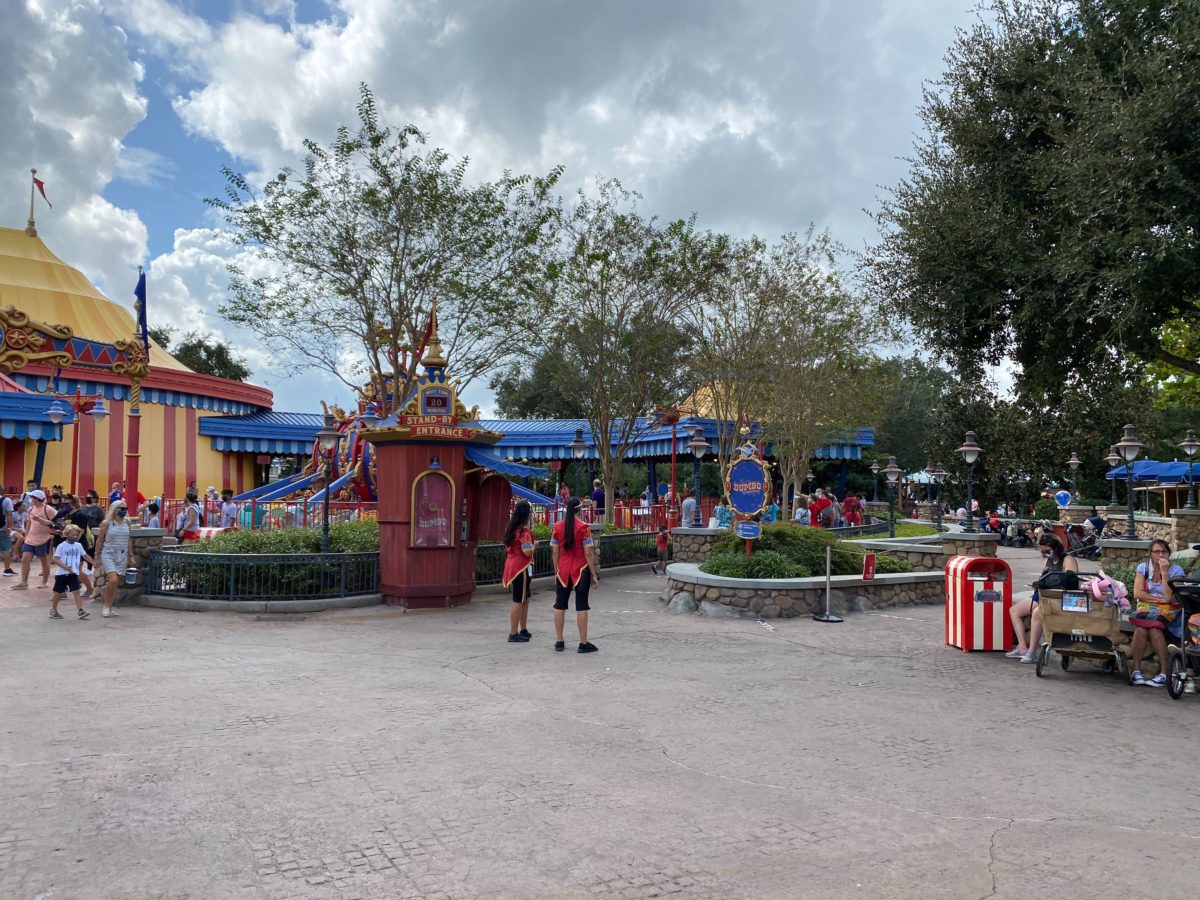 dumbo-the-flying-elephant-queue