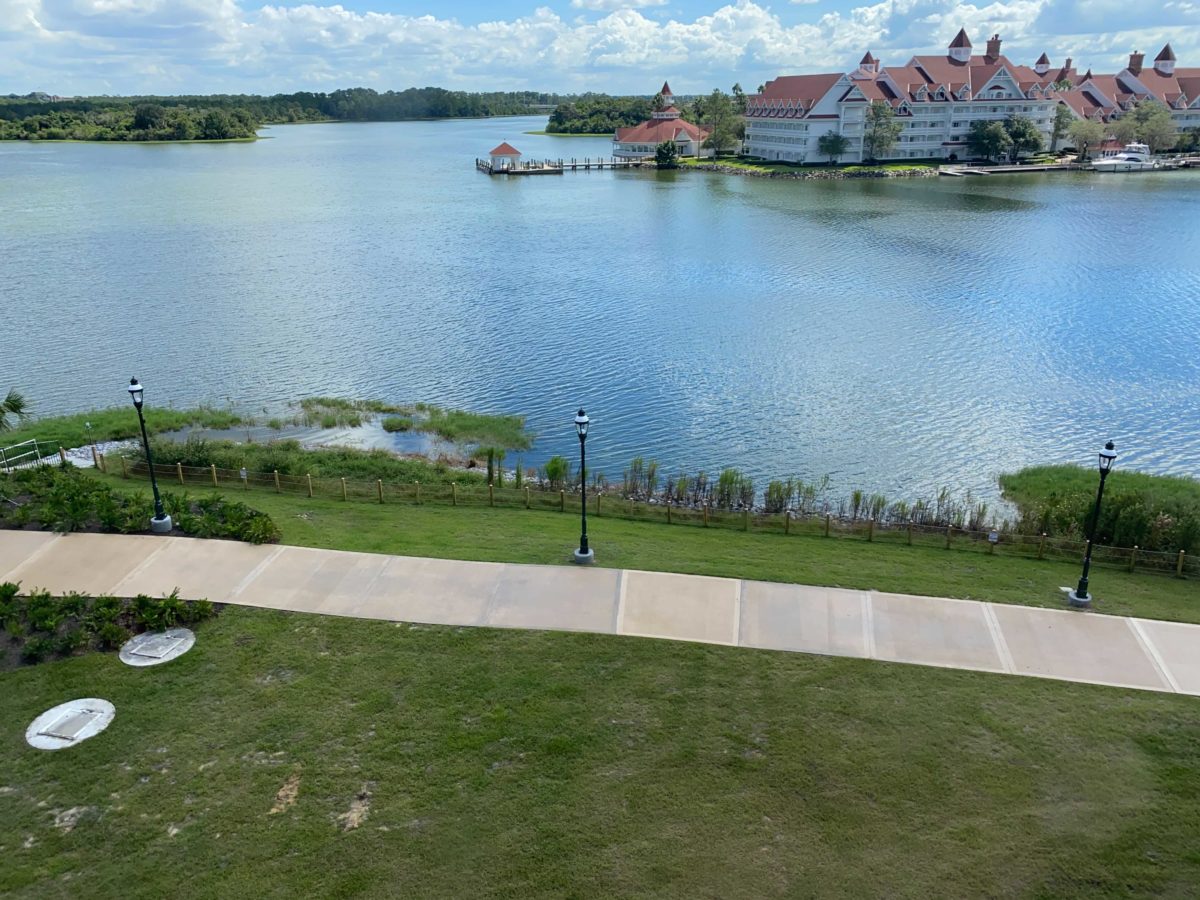 grand-floridian-walkway-11