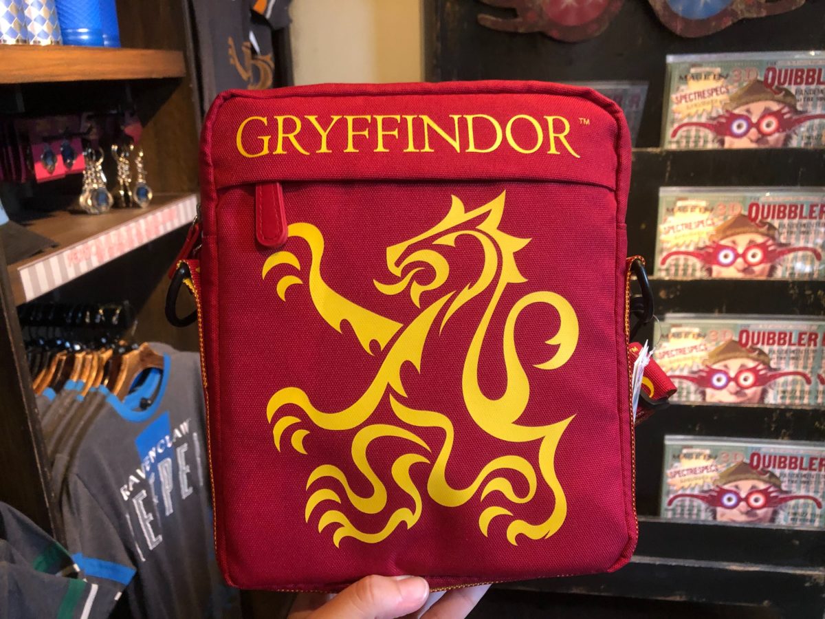 gryffindor-keeper-tablet-ipad-bag-dervish-and-banges-universals-islands-of-adventure-1