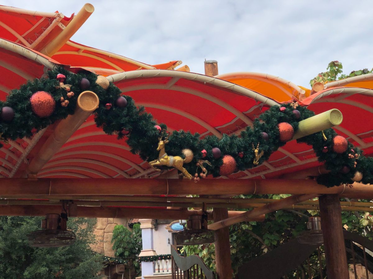 islands-of-adventure-christmas-entrance
