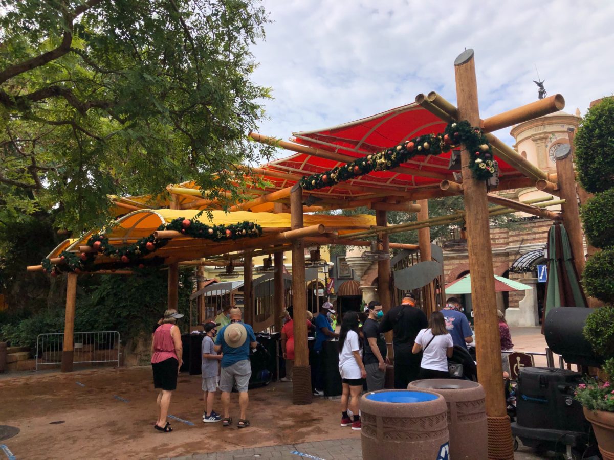 islands-of-adventure-christmas-entrance-1