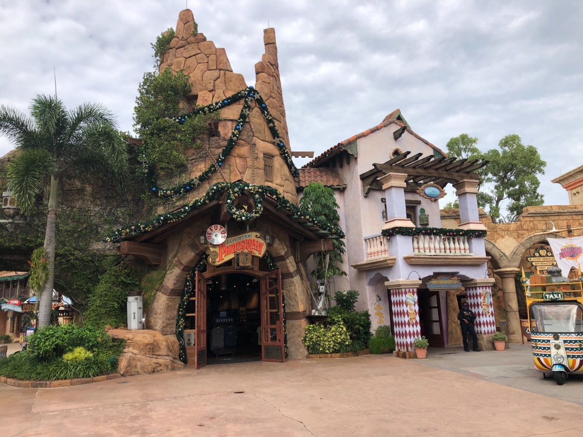 islands-of-adventure-christmas-entrance-11