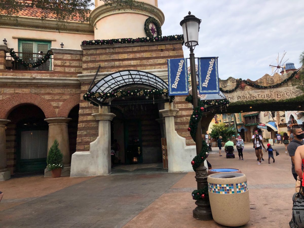 islands-of-adventure-christmas-entrance-12