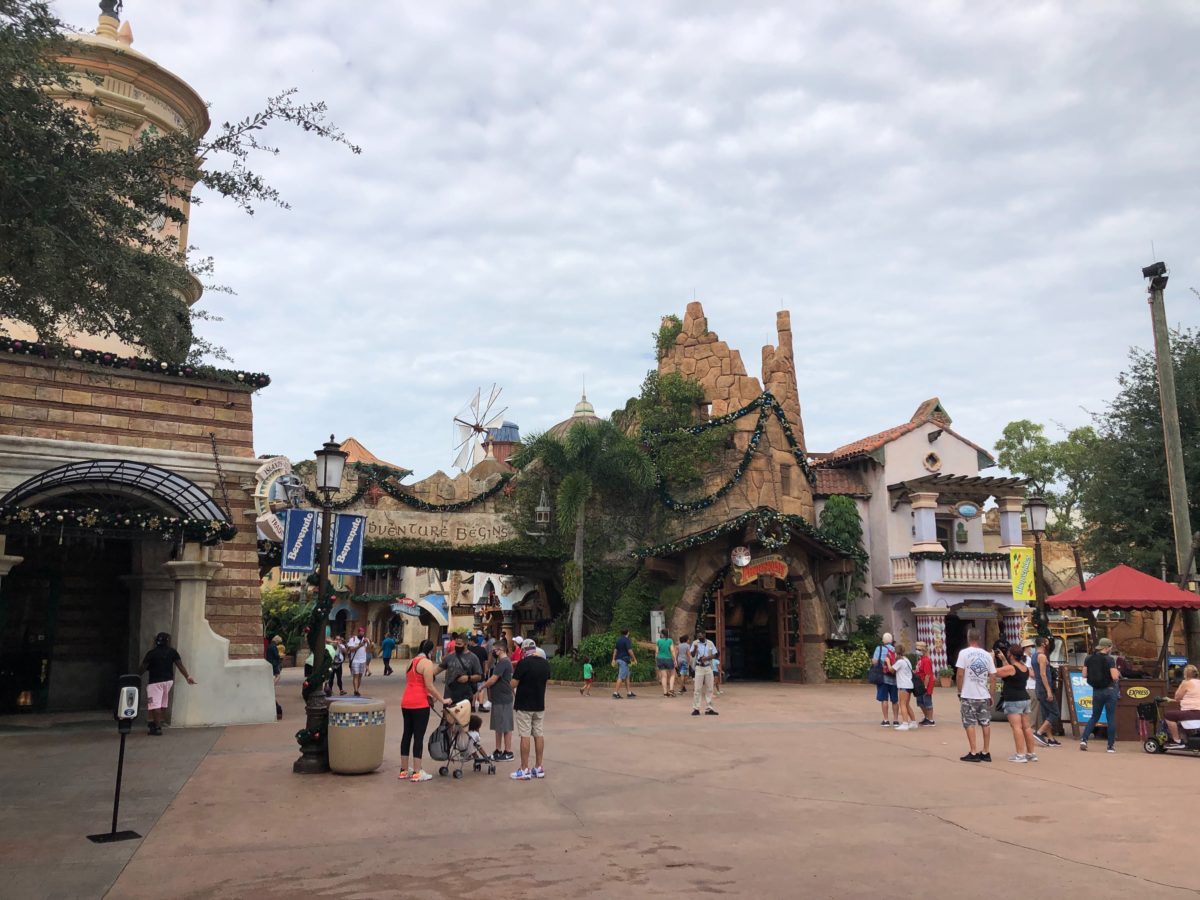 islands-of-adventure-christmas-entrance-16