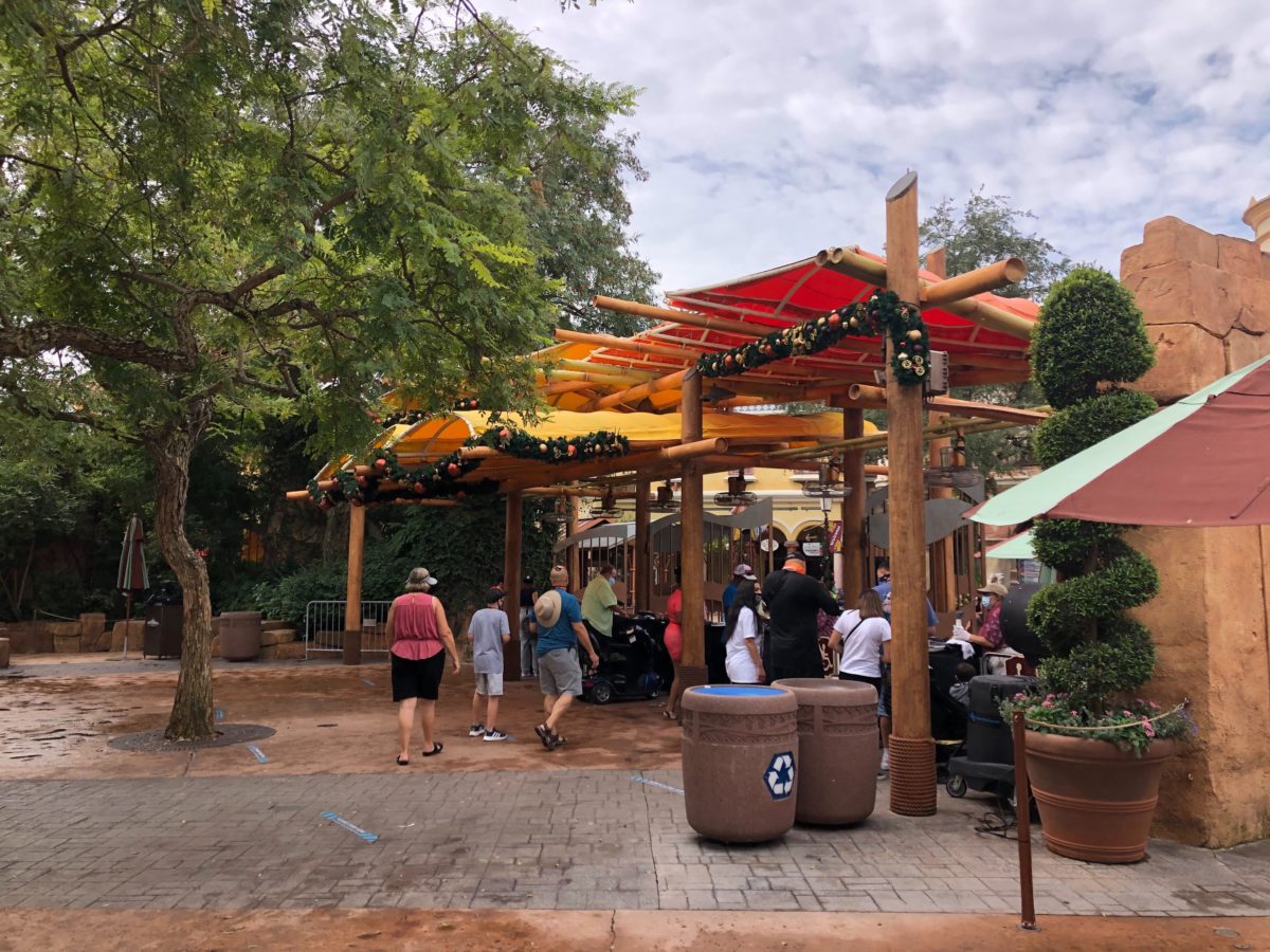 islands-of-adventure-christmas-entrance-2