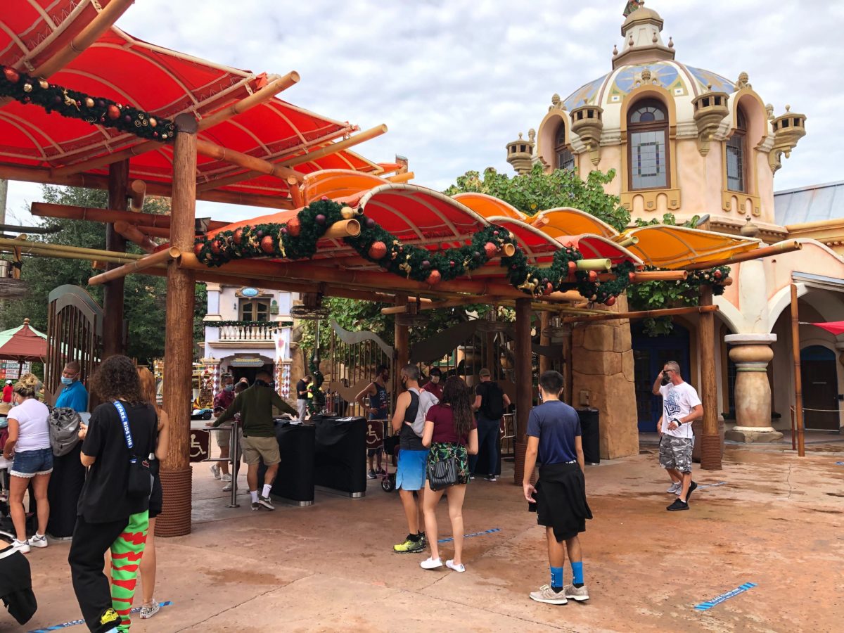 islands-of-adventure-christmas-entrance-3