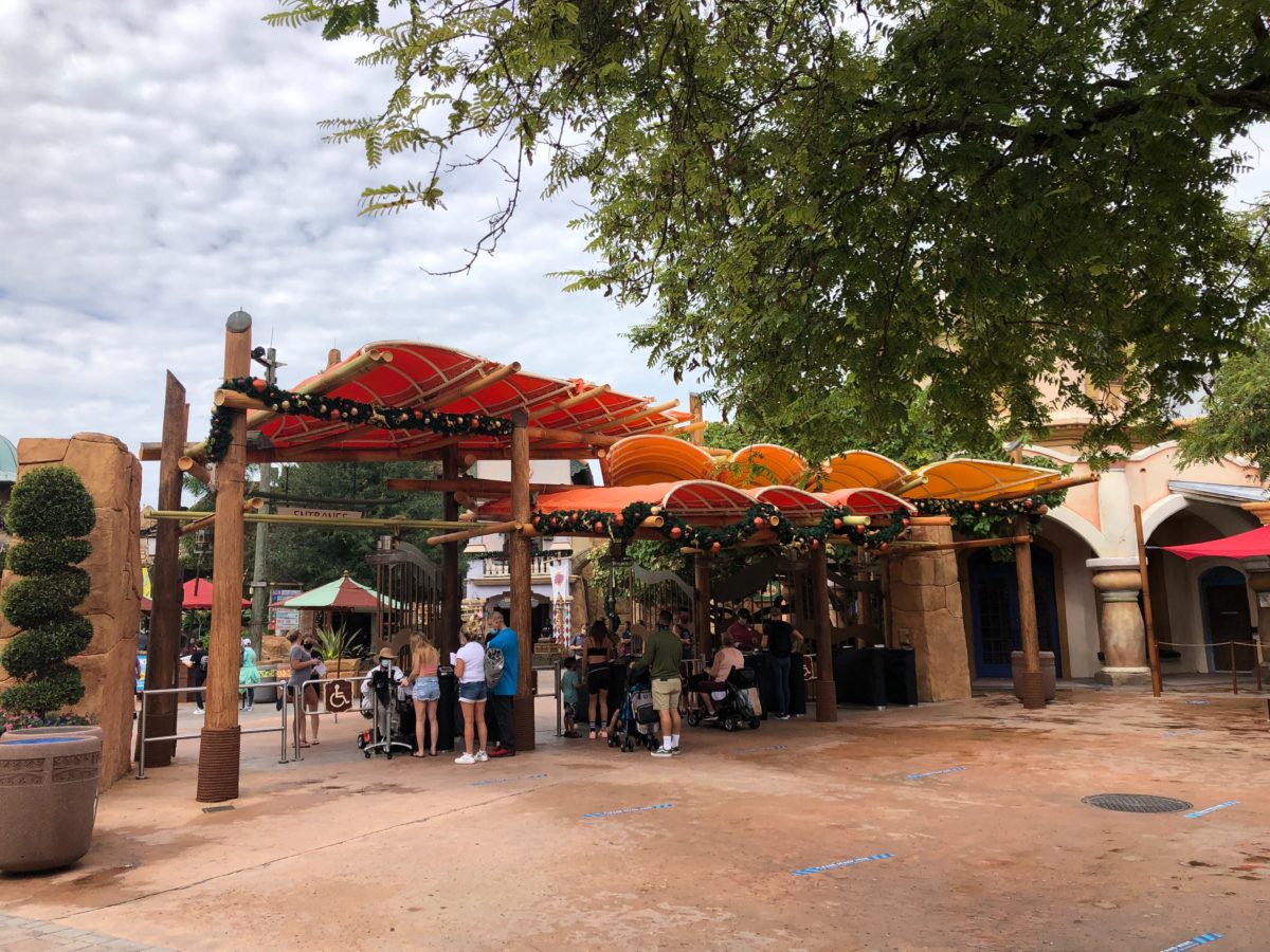 islands-of-adventure-christmas-entrance-6