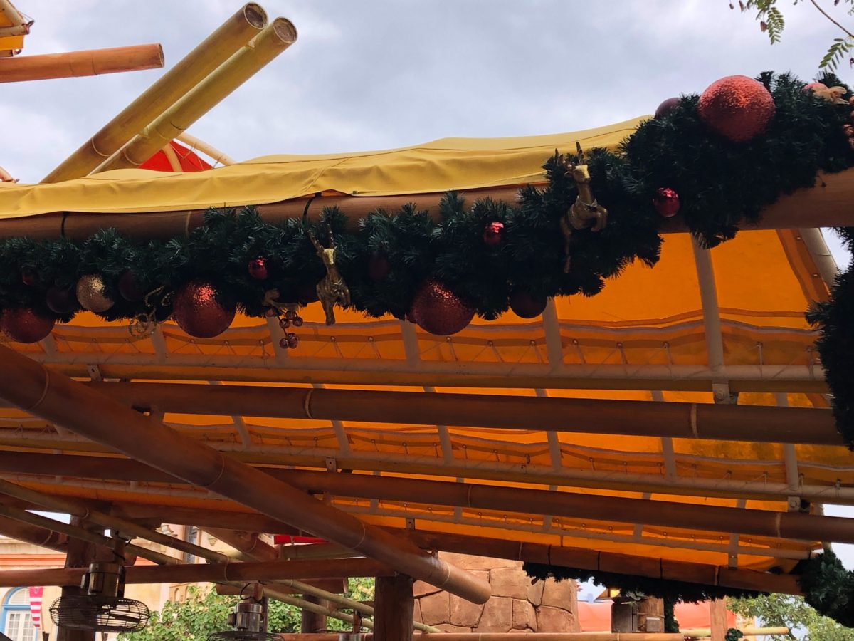 islands-of-adventure-christmas-entrance-7