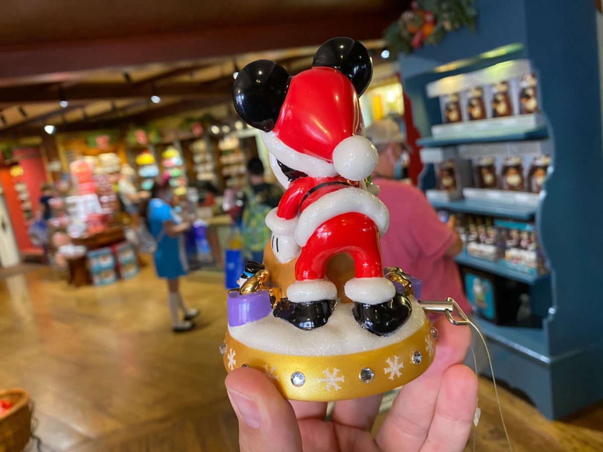 santa-mickey-figurine-2