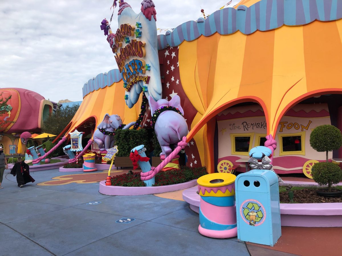 seuss-landing-christmas-32