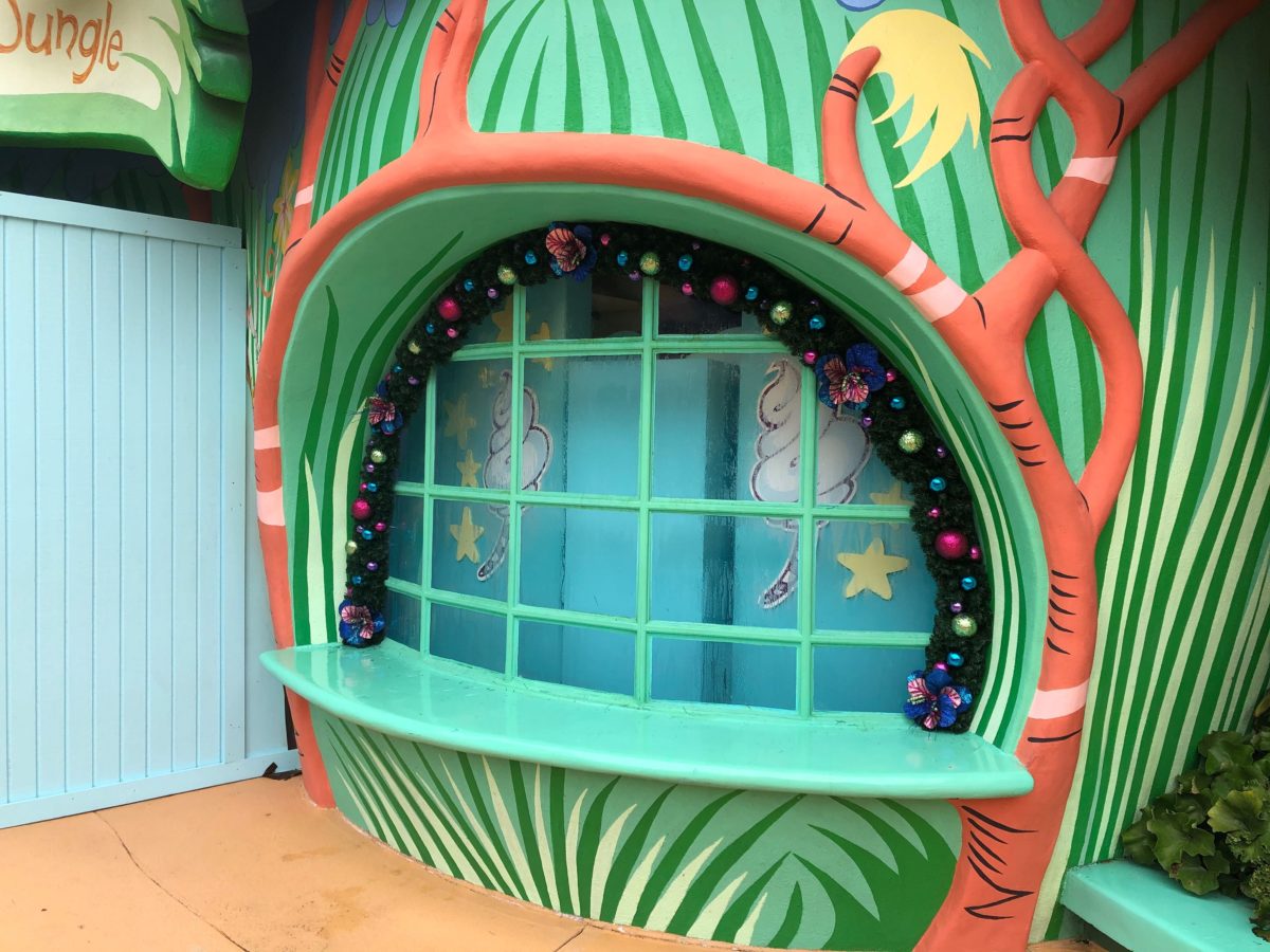 seuss-landing-christmas-holiday-decorations-21