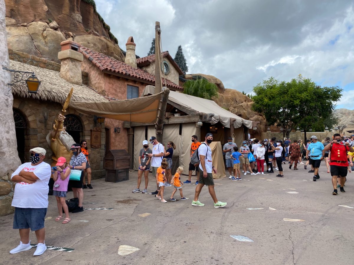 seven-dwarfs-queue-1