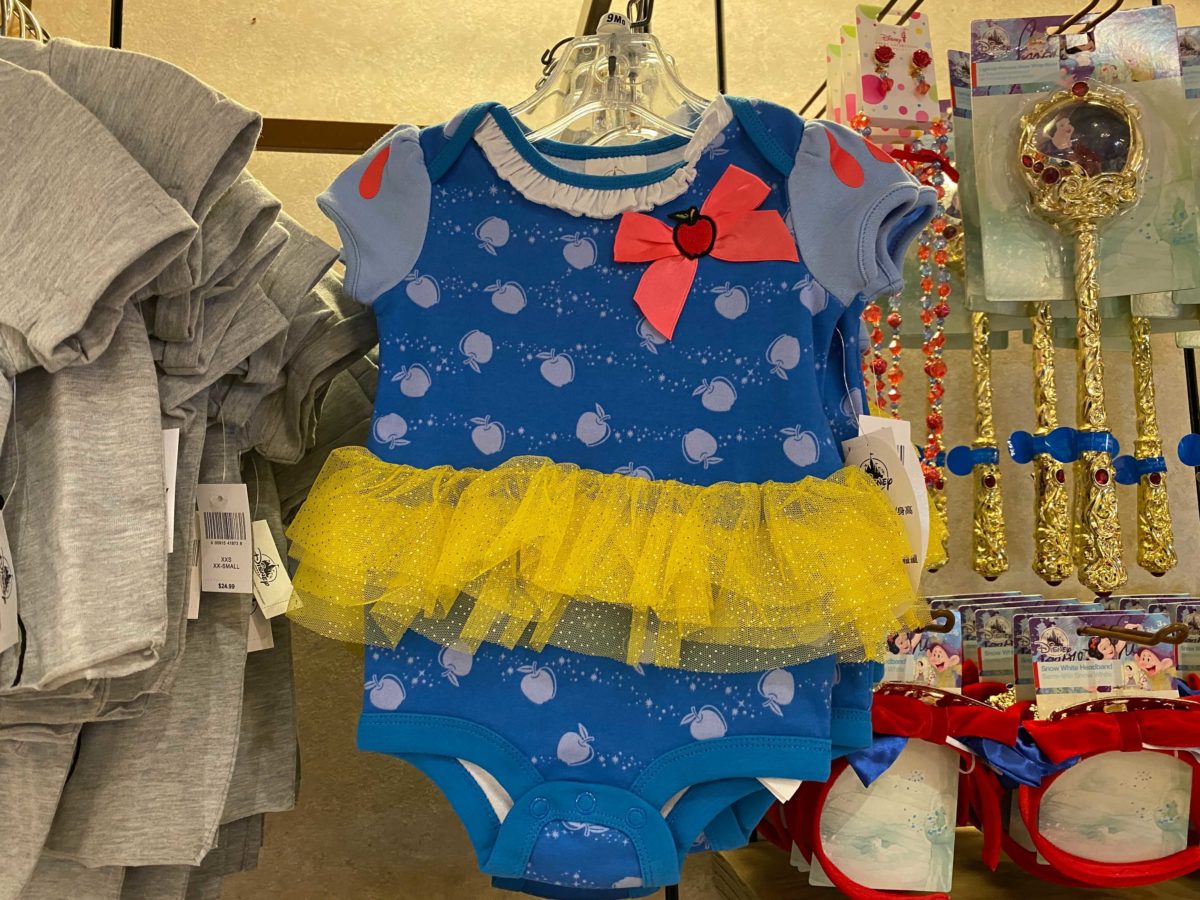 snow-white-and-the-seven-dwarfs-disney-princess-onesie-sir-mickeys-magic-kingdom-1