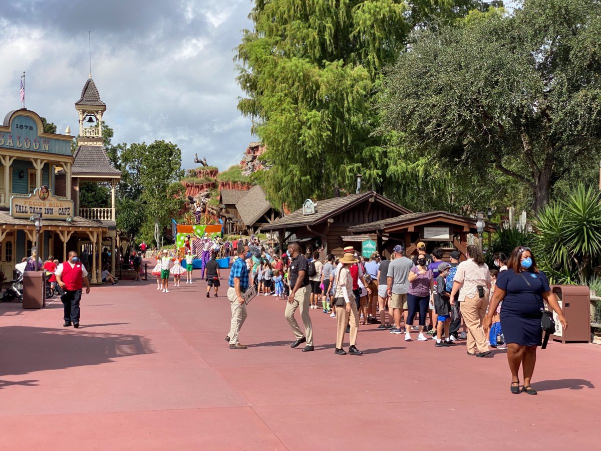 splash-mountain-queue-1