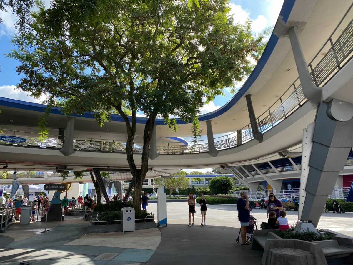 tomorrowland-peoplemover-supports-4