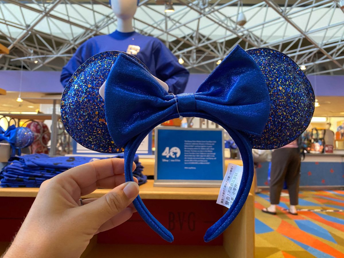 wishes-come-true-blue-sequined-minnie-ears-2