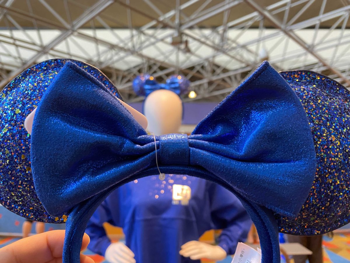 wishes-come-true-blue-sequined-minnie-ears-4