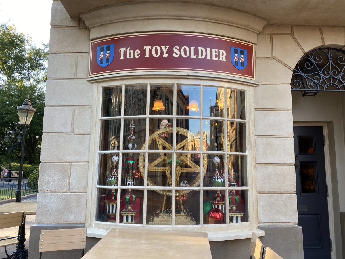 christmas-window-display-united-kingdom-pavilion-epcot-11162020-4408456