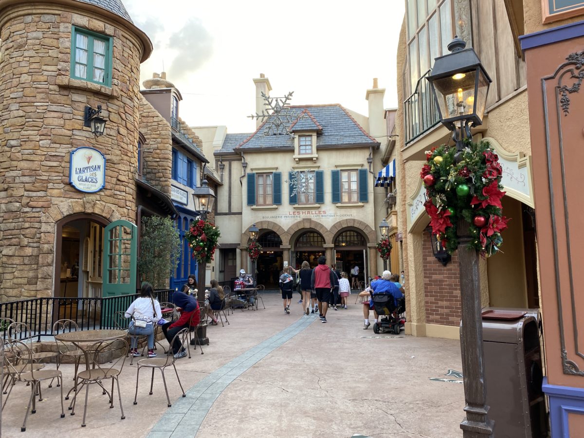 france-pavilion-christmas-decorations-2-epcot-11182020-4577315