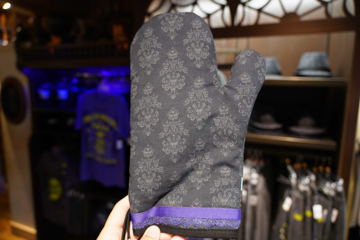 haunted-mansion-oven-mitt-2-1986784