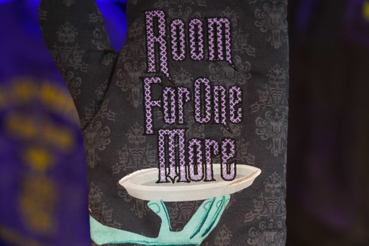 haunted-mansion-oven-mitt-3-7174970