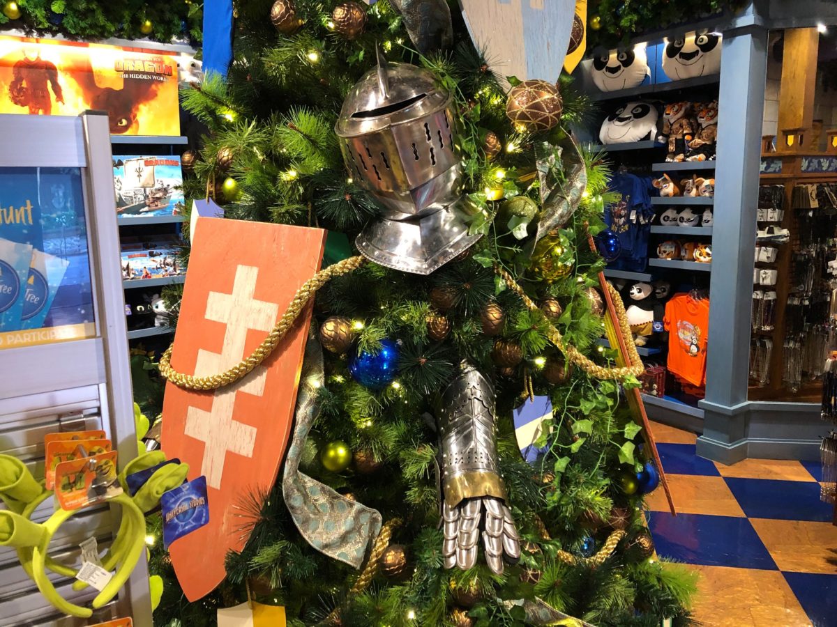 holiday-tree-hunt-map-ornament-shrek-universal_18
