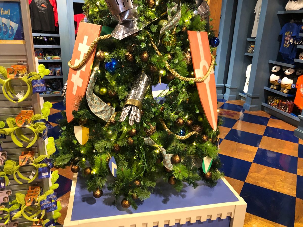 holiday-tree-hunt-map-ornament-shrek-universal_19