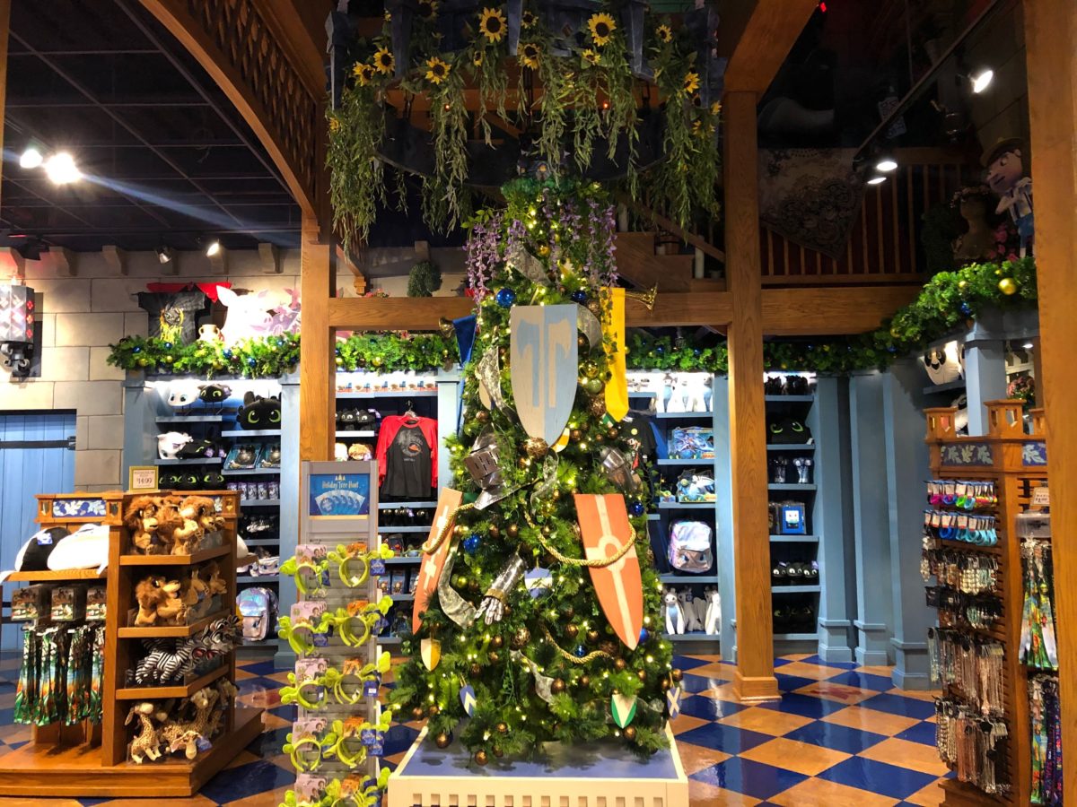 holiday-tree-hunt-map-ornament-shrek-universal_22