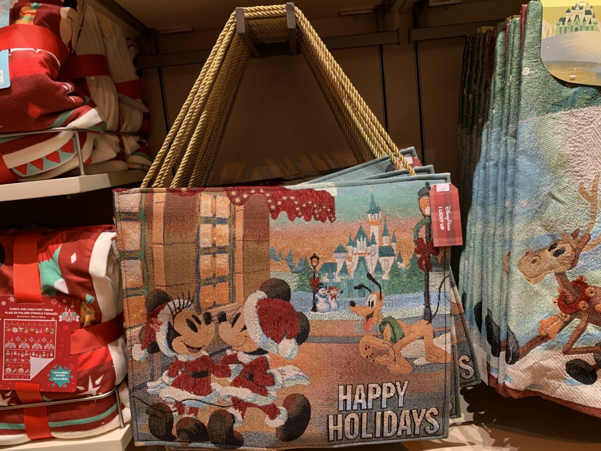 Mickey and Minnie Light Up Tapestry Holidays 2020