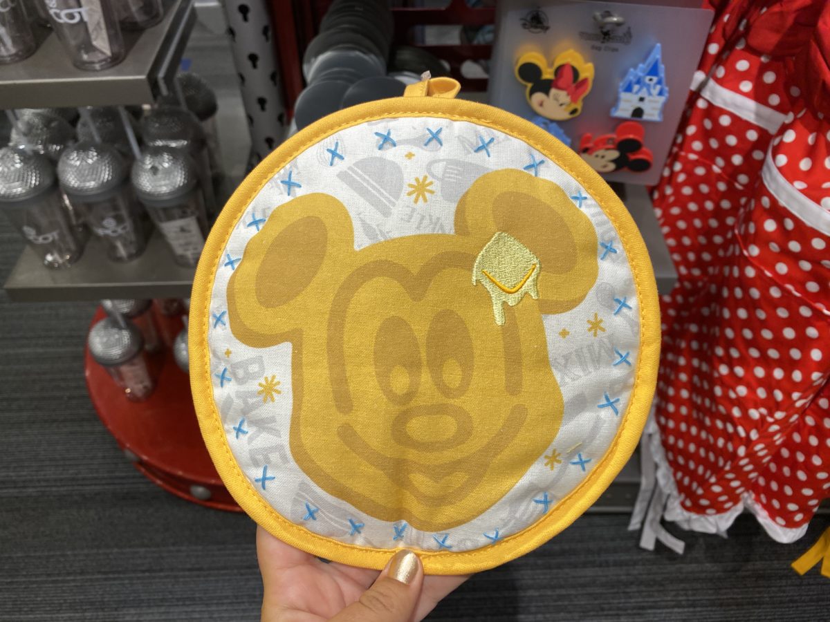 mickey-waffle-hot-pad-oven-mitt-epcot-11202020-8111508