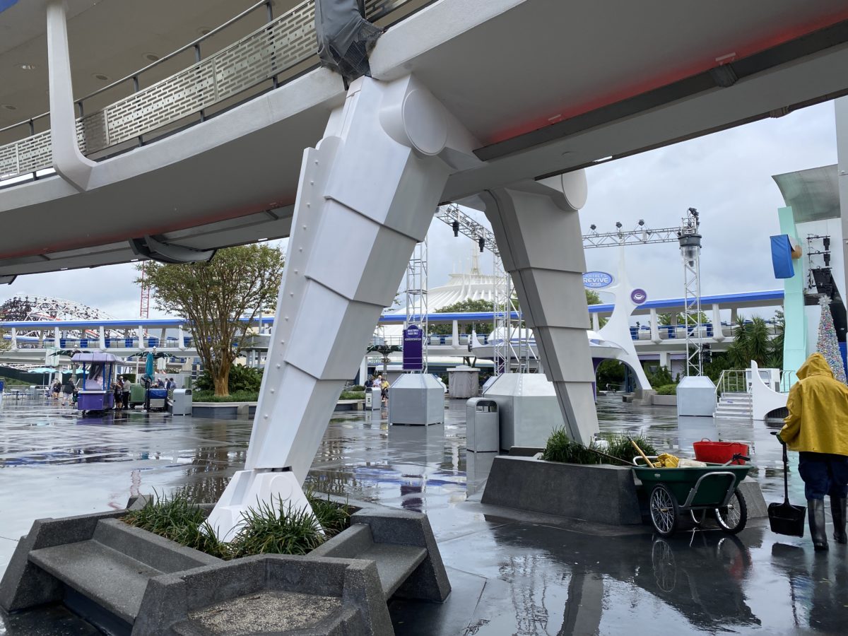 tomorrowland-transit-authority-peoplemover-supports-by-stage-painted-white-magic-kingdom-11122020-1501472