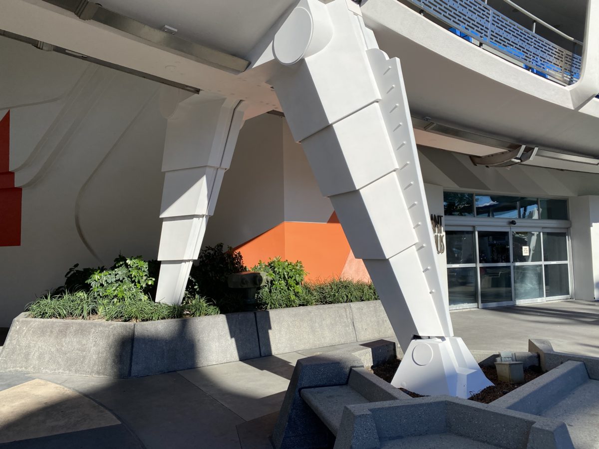 tomorrowland-transit-authority-peoplemover-supports-painted-white-complete-magic-kingdom-11232020-3031041