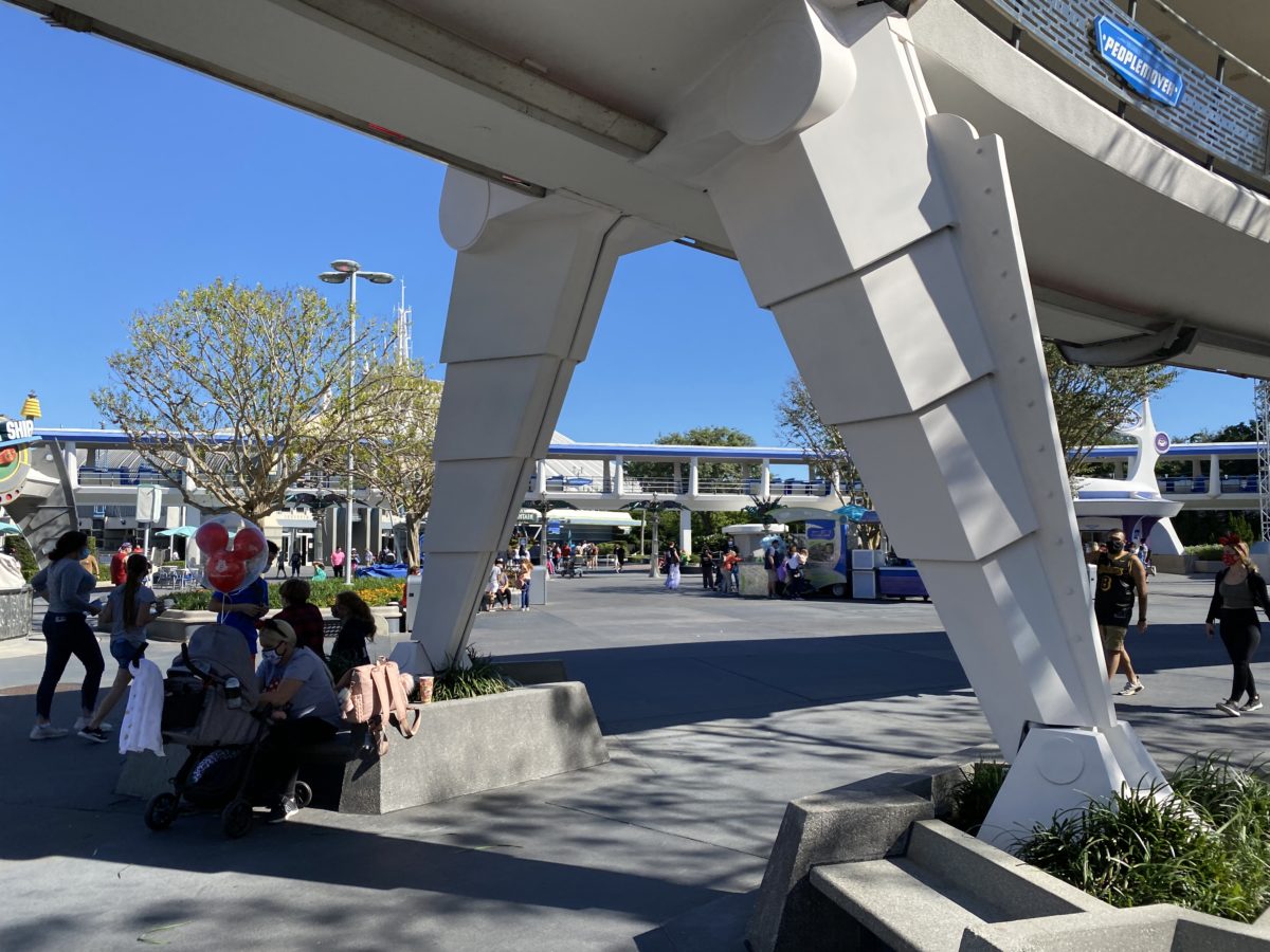 tomorrowland-transit-authority-peoplemover-supports-painted-white-near-joffreys-magic-kingdom-11172020-2155314