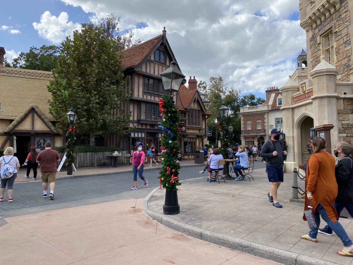 uk-pavilion-christmas-decorations-epcot-11182020-2689403