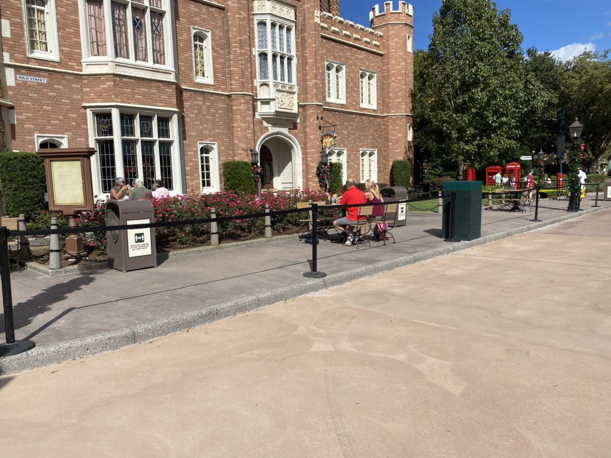united-kingdom-pavilion-crowd-barrier-epcot-11242020-4332012