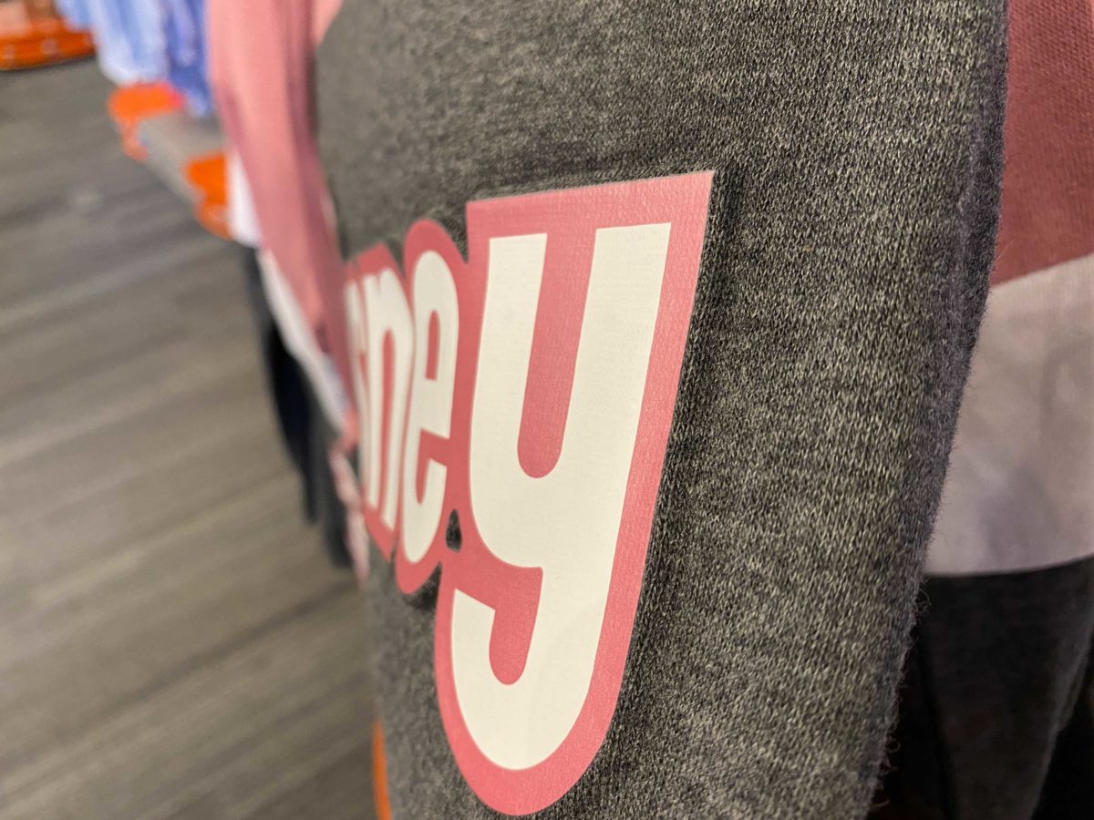 wdw-retro-sweatshirt-close-up-4682833