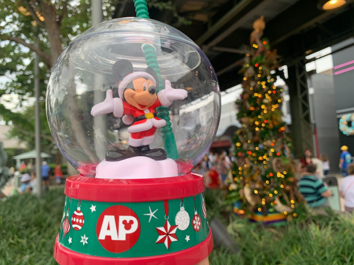 annual-passholder-snowglobe-santa-mickey-sipper-8