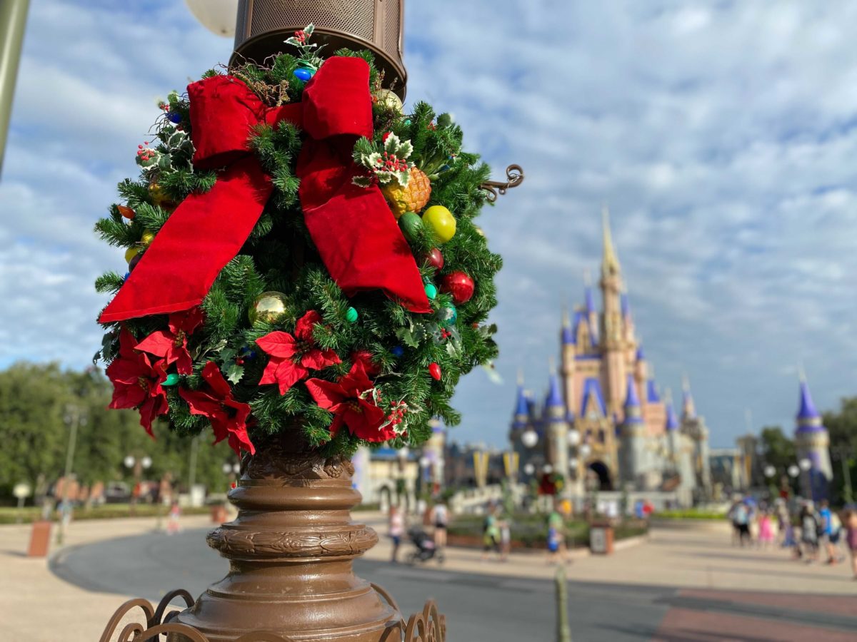 christmas-magic-kingdom-2020-decorations_24